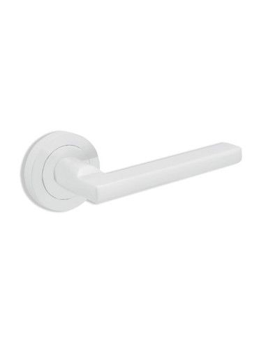 Manilla de puerta blanca de diseño minimalista, con roseta circular y líneas rectas para puertas interiores modernas.