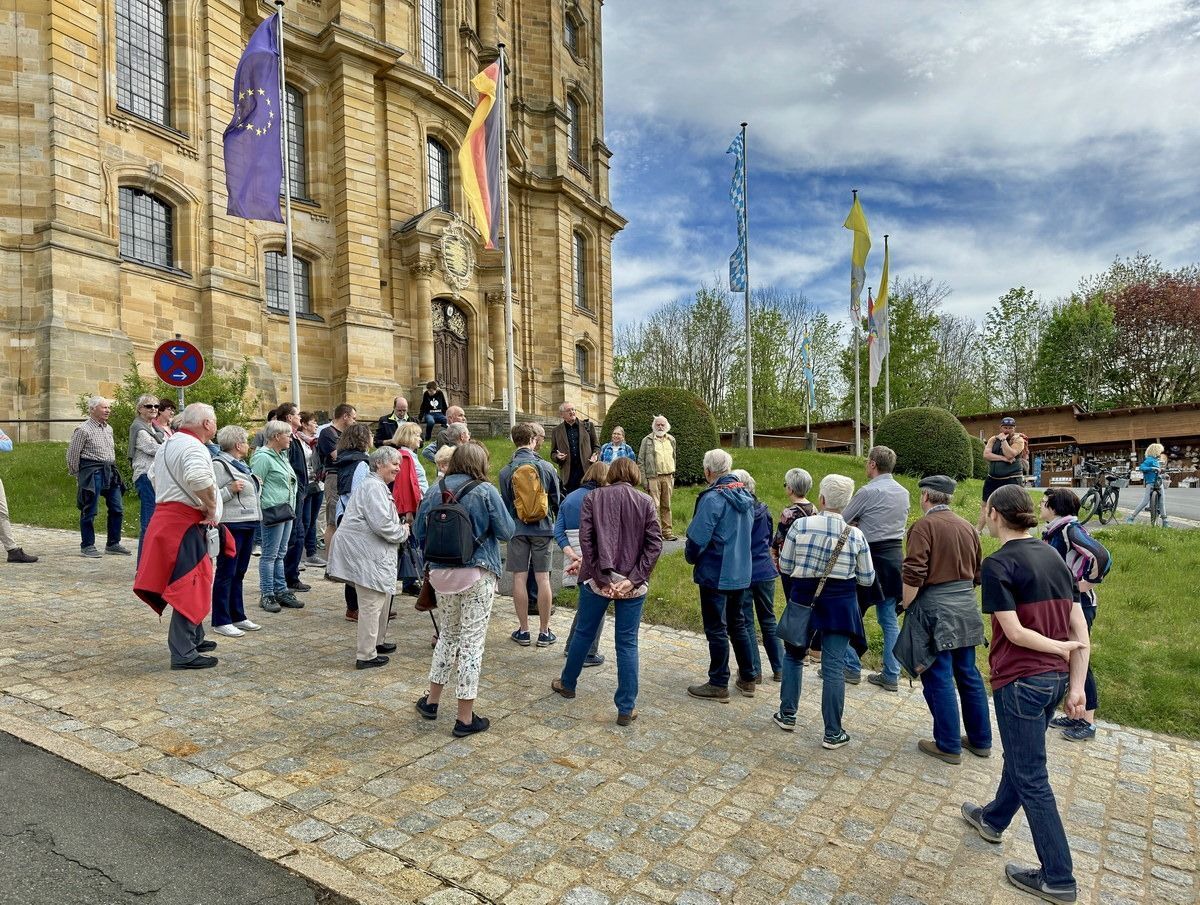 Vor der Basilika
