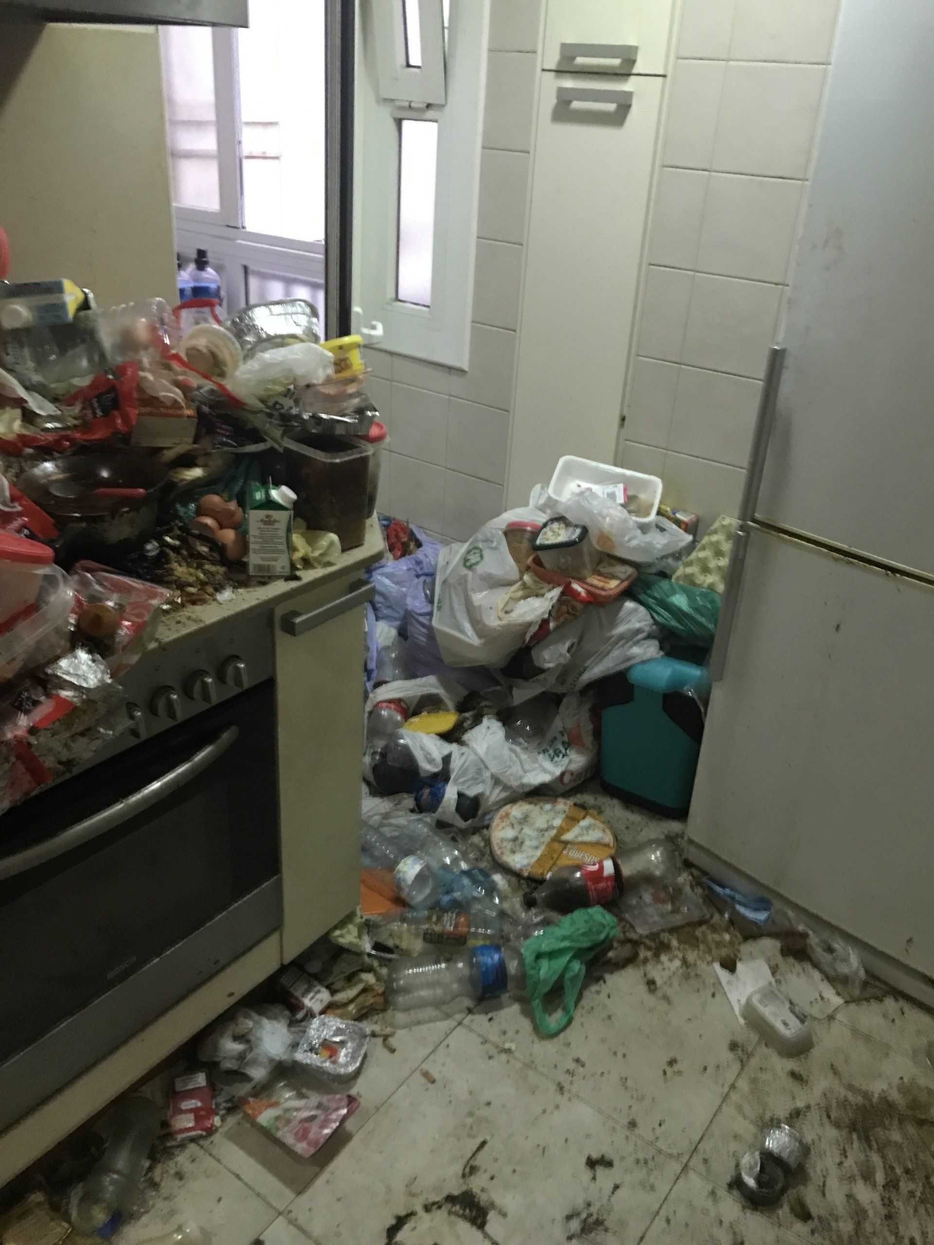 Limpieza a fondo en viviendas muy sucias, desinfección de piso