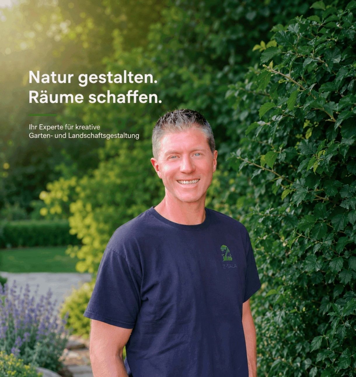 Heiko Zeller, Landschafts- und Gartenbau aus Albershausen steht lächelnd vor einer Hecke