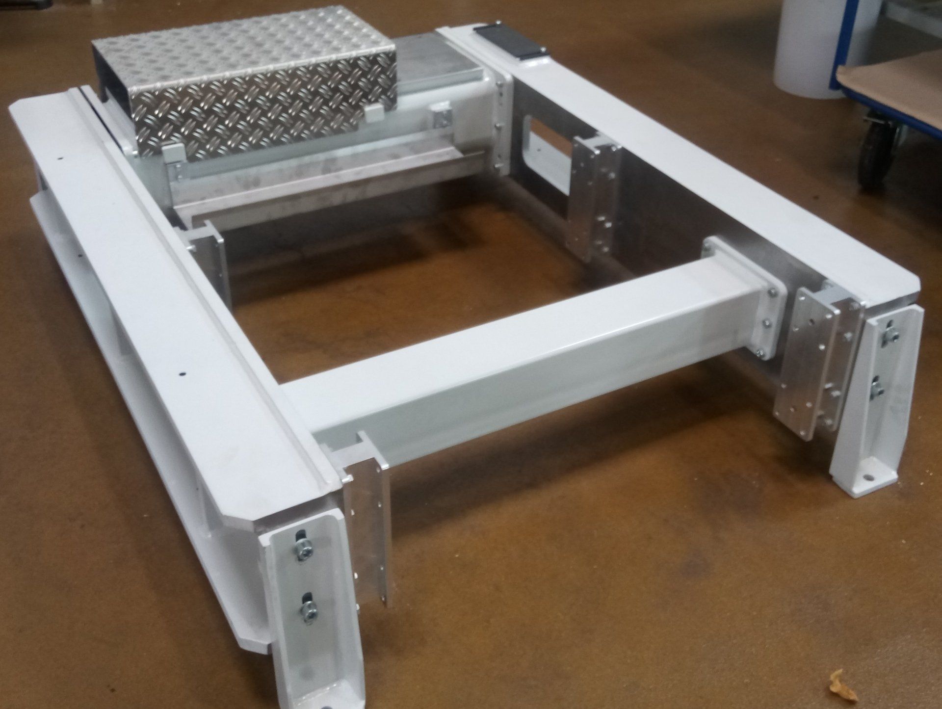 Geschweißte, mechanisch bearbeitete und lackierte Präzisionsbaugruppen – robust und maßgenau für industrielle Anwendungen.