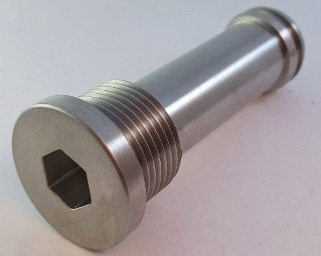 CNC-gedrehtes Bauteil aus Edelstahl mit integriertem Sechskantprofil