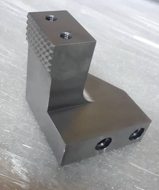 Gefrästes und gehärtetes Maschinenteil – hohe Verschleißfestigkeit und Maßgenauigkeit