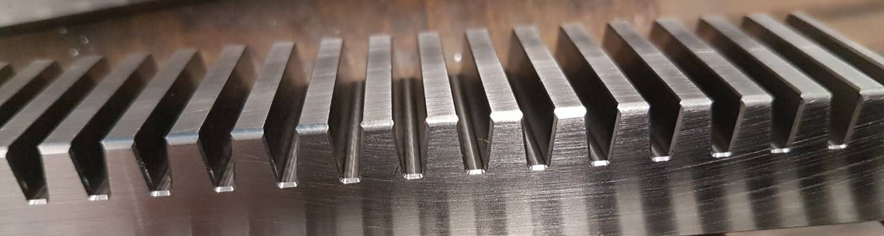 Spezielle verzahnte Maschinenteile – präzise gefertigt für kraftschlüssige Antriebsverbindungen