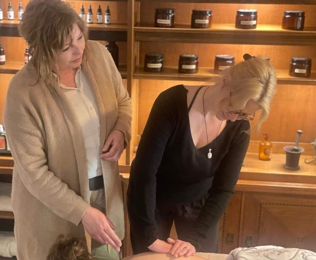 Britta Möller begleitet eine Teilnehmerin in einer praktischen Anwendung in der Akademie