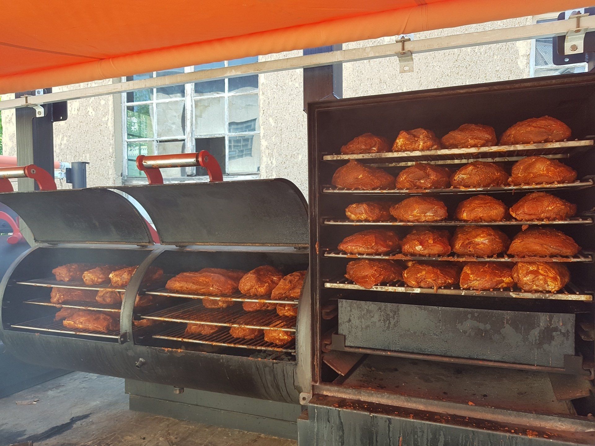 Barbecue Spezialitäten im Smoker