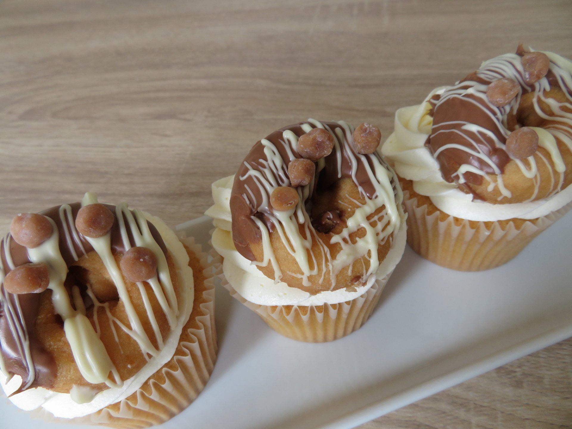 Box 6 mini doughnut ring buttercream cupcake £16