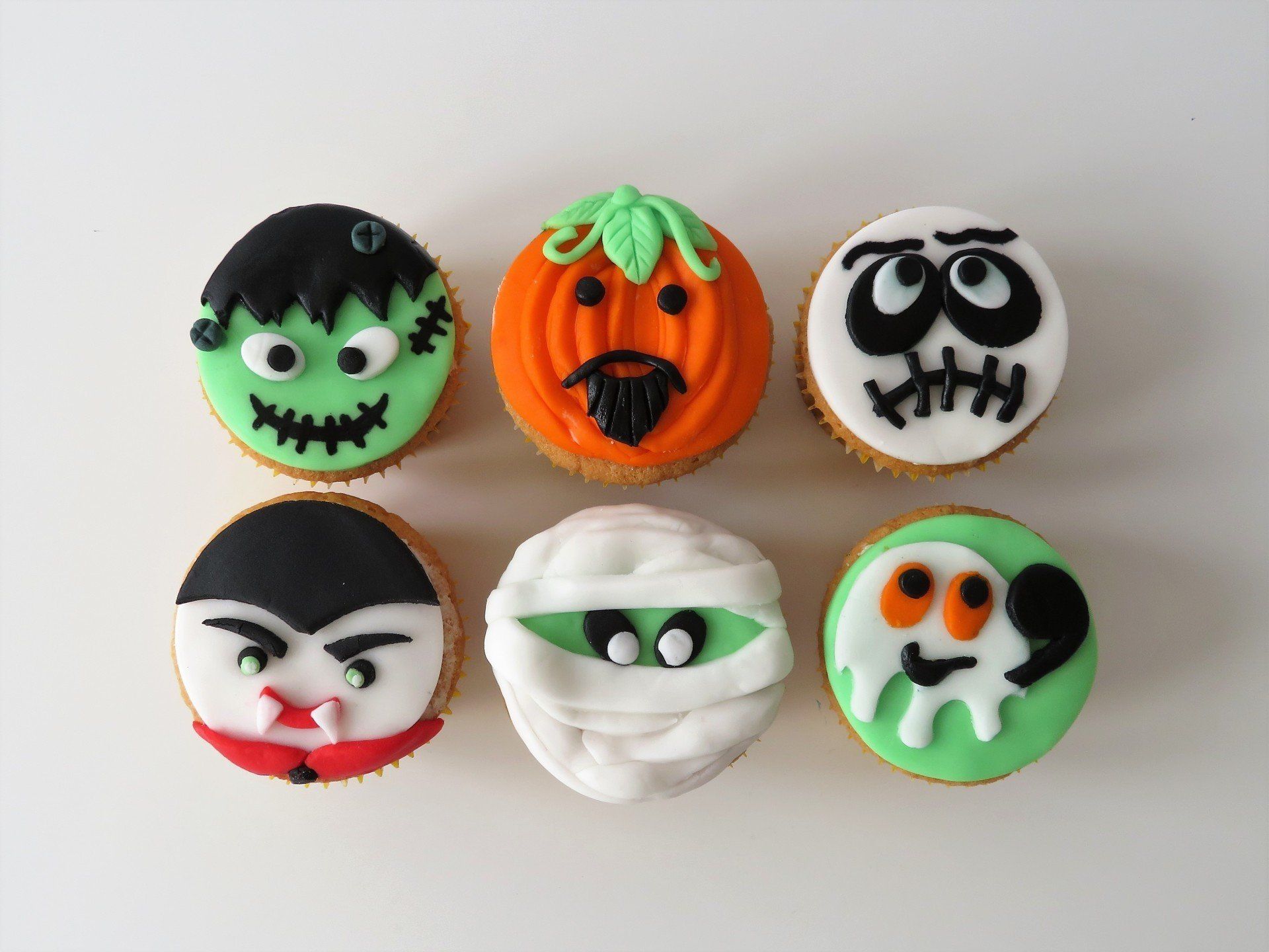 Box 6 Halloween novelty cupcakes £15