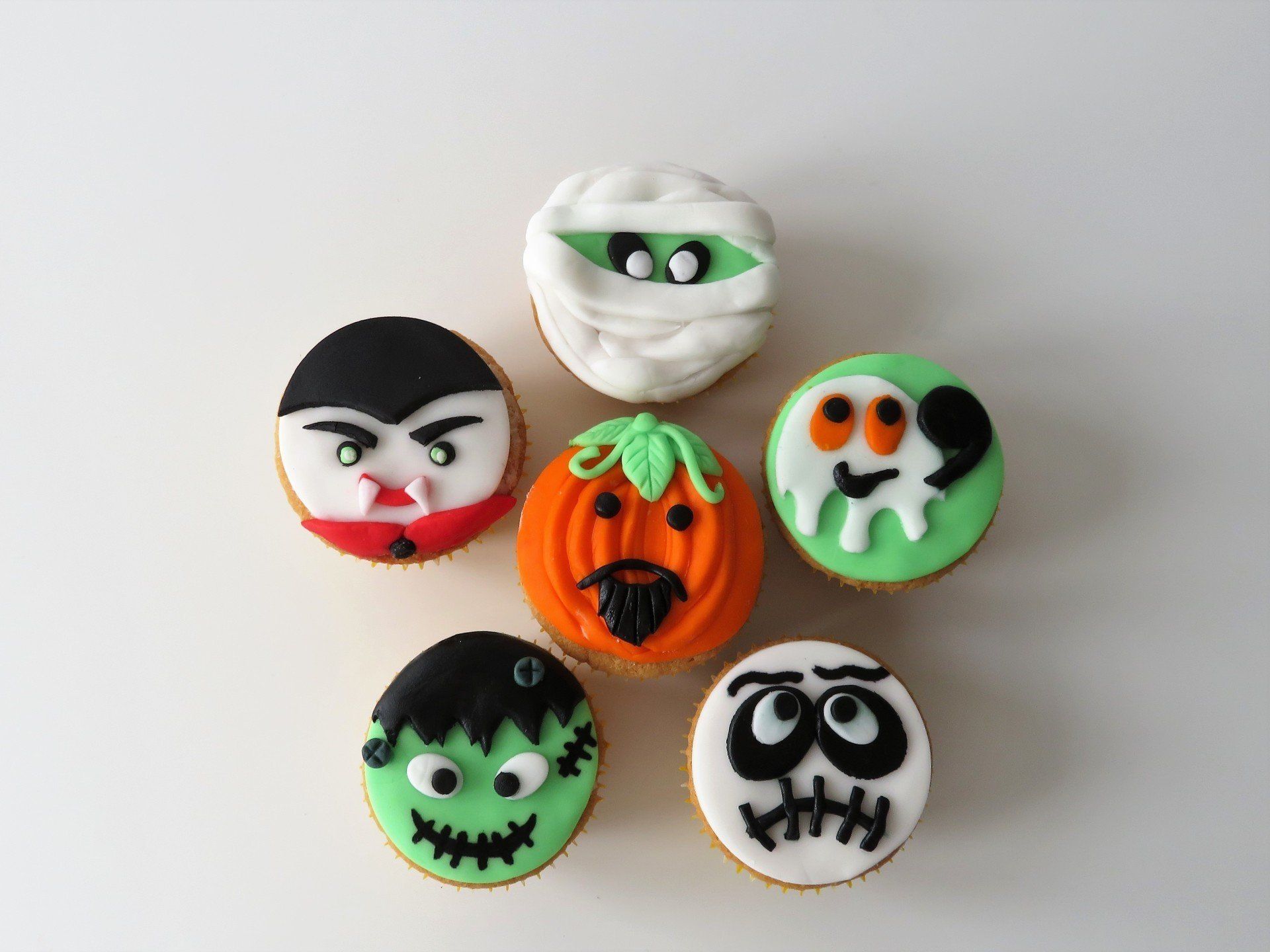 Halloween Novelty Fondant Faces Cupcakes