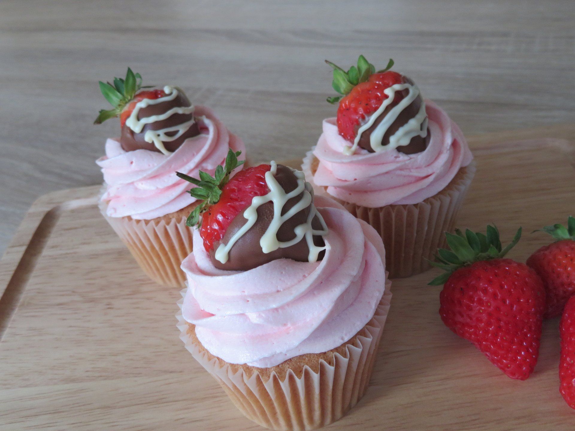 Box 6 chocolate strawberries and buttercream cupcake £16