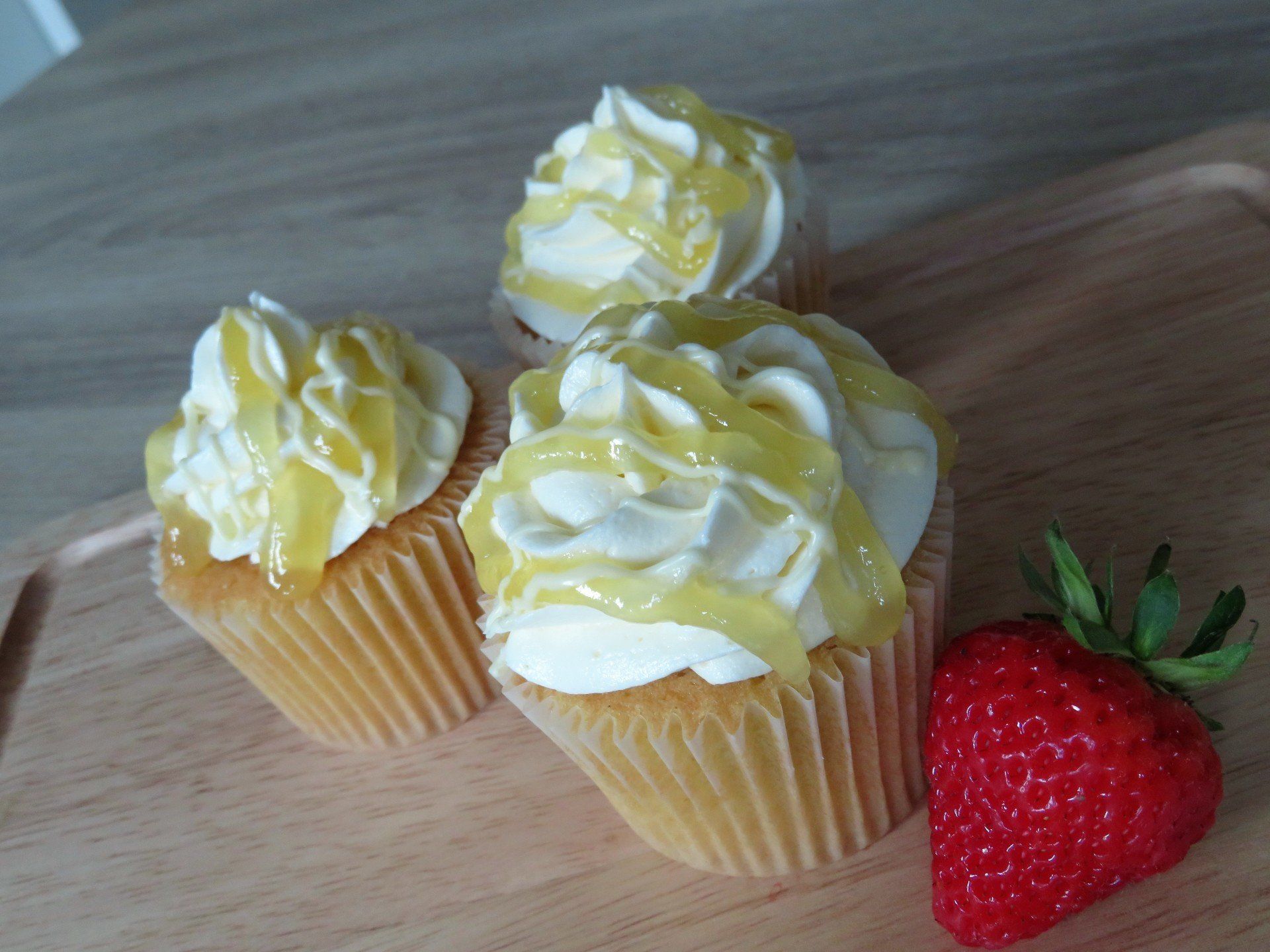 Box 6 Lemon drizzle and buttercream cupcakes £15