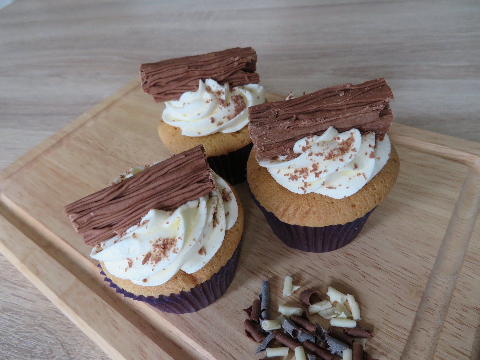 Box 6 chocolate flake and buttercream cupcake £15