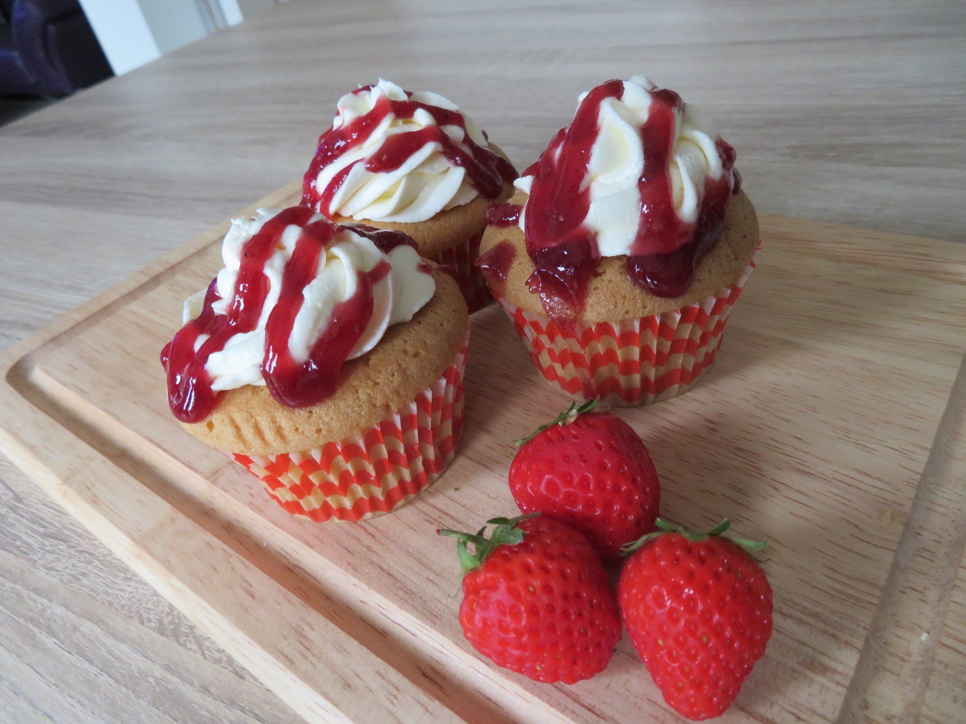Box 6 strawberry drizzle and buttercream cupcakes £15