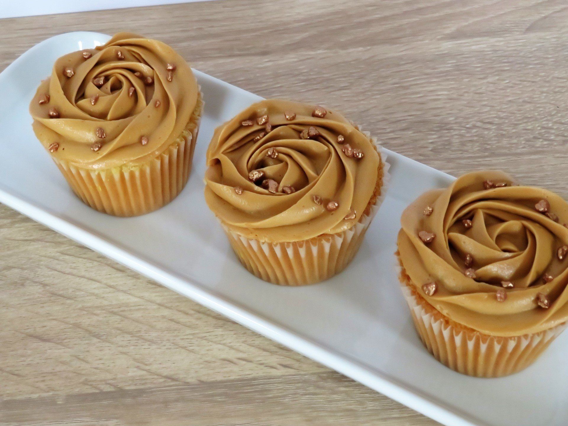 Vanilla cupcakes golden swirl roses