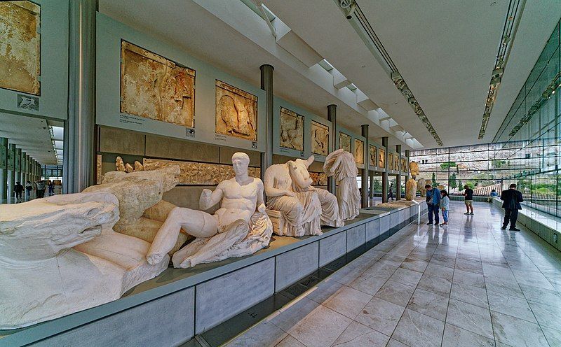 Akropolis Museum in Athen Antike Statuen Griechenland