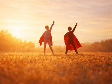 Kinder als Superhelden als Symbol für Mut und Selbstvertrauen