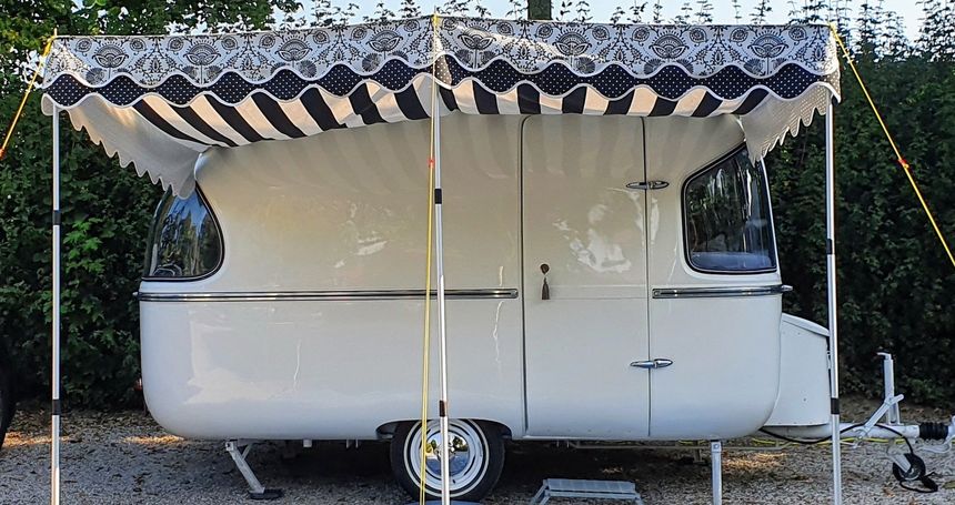 Fahti Luxus 600 Wohnwagen Seite mit Tür