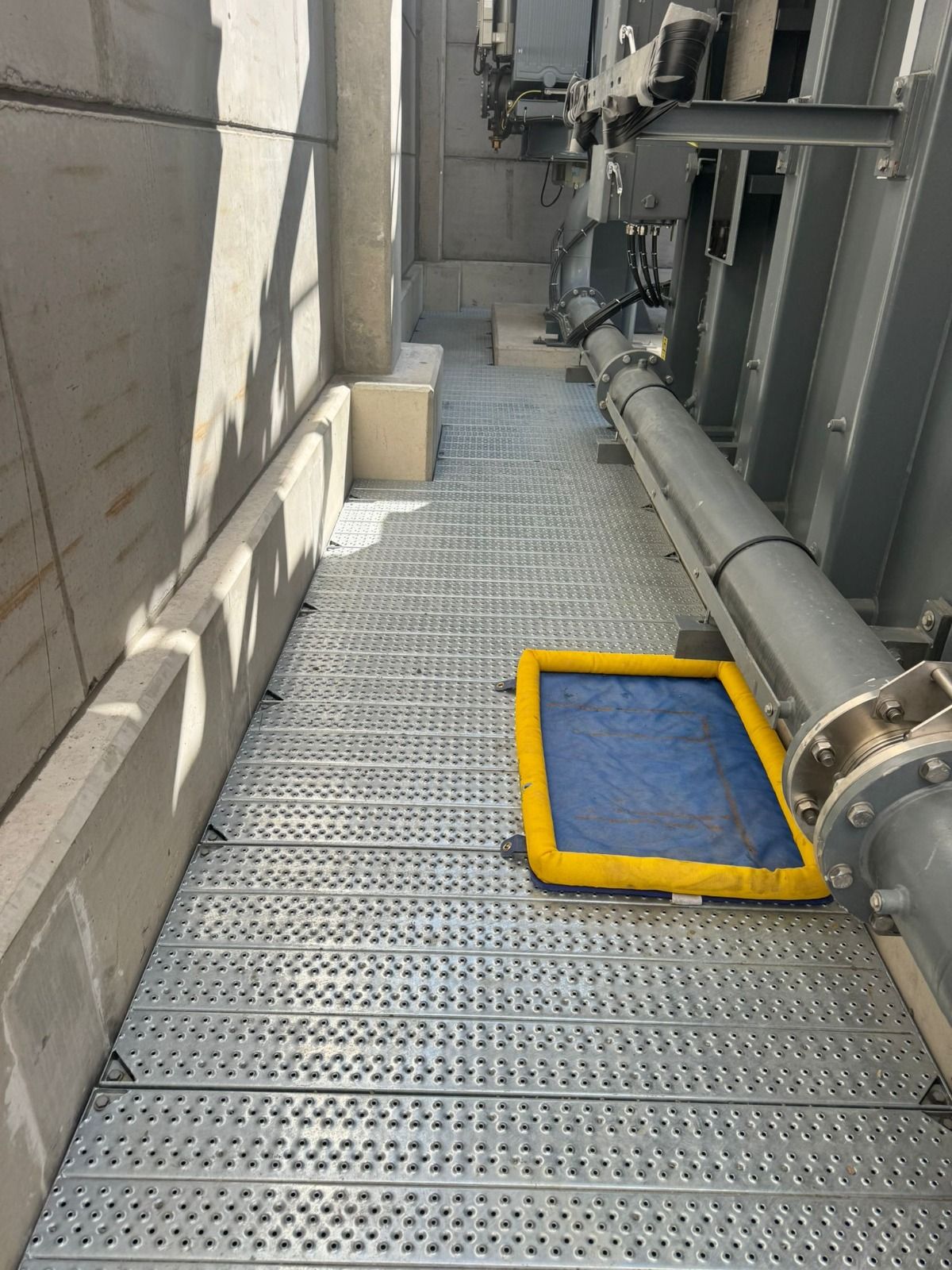 Sealant works — close-up multi-duct sealing