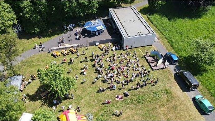 Der Heimat- und Bürgerverein Overath lud zum Open Air Bienen-Frühjahrsfest am 22. Mai 2022 im Gut Eichthal. Die Besucher erwartete ein lehrreiches und unterhaltsames Programm sowie geselliges Essen und Trinken für Jung und Alt.