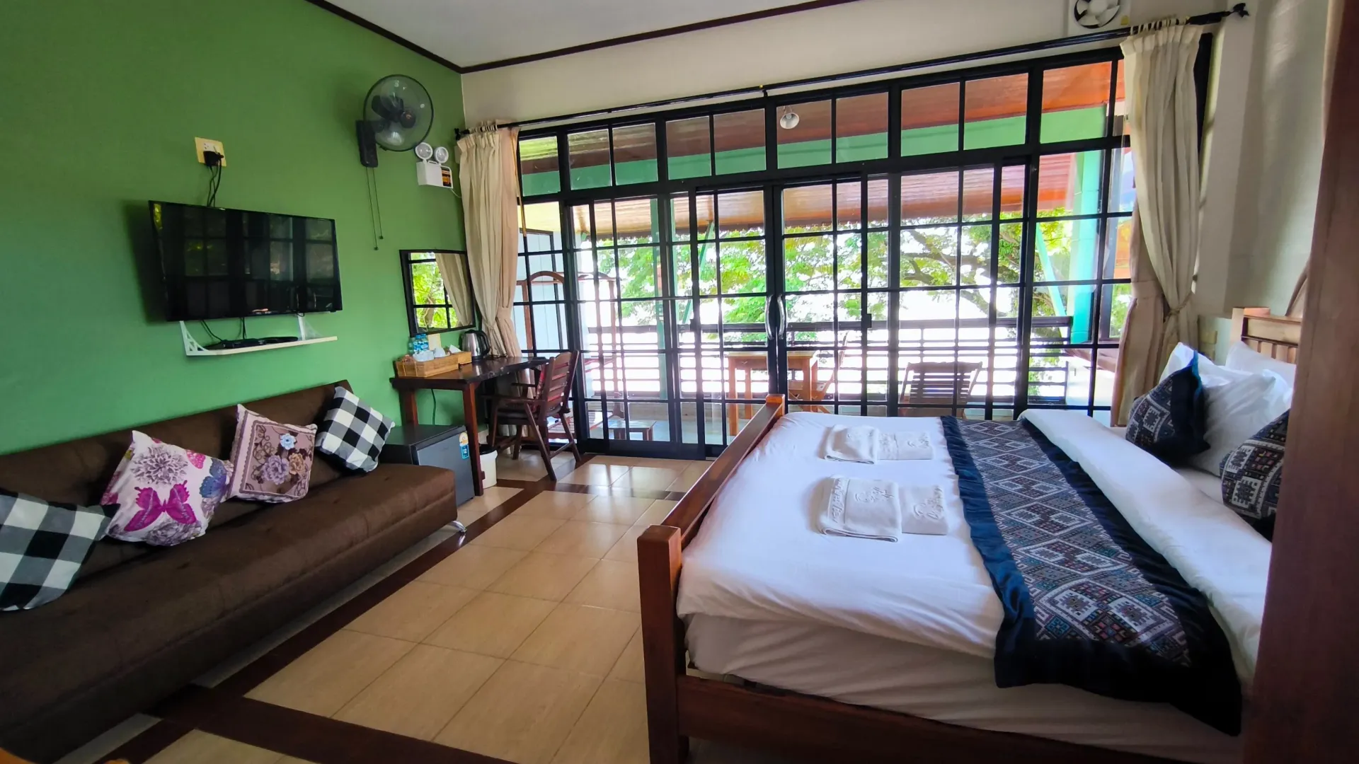 ? Entspannen am Mekong – Boutique-Komfort für nur 83 €/Nacht!
Genießen Sie die warme Jahreszeit direkt am Flußufer – stilvoll, persönlich und komfortabel. Jetzt buchen und zwischen dem 1. Dezember und 15. März 2026 einchecken.
Ihr Rückzugsort in Champasak wartet – mit kolonialem Flair und herzlicher Gastfreundschaft.