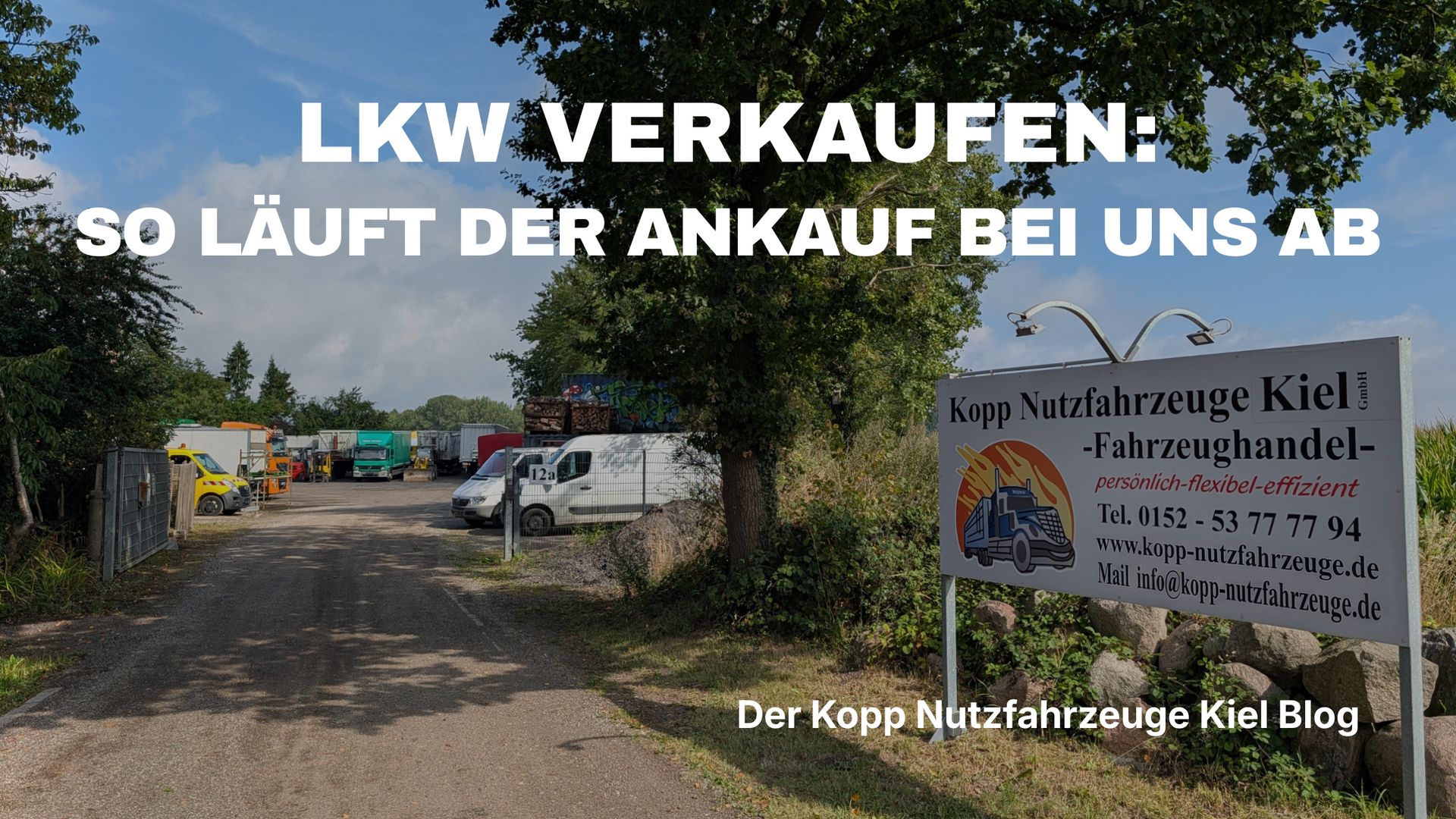 Hofeinfahrt Kopp Nutzfahrzeuge Kiel in Großbarkau. Schild mit Firmendaten auf der rechten Seite.