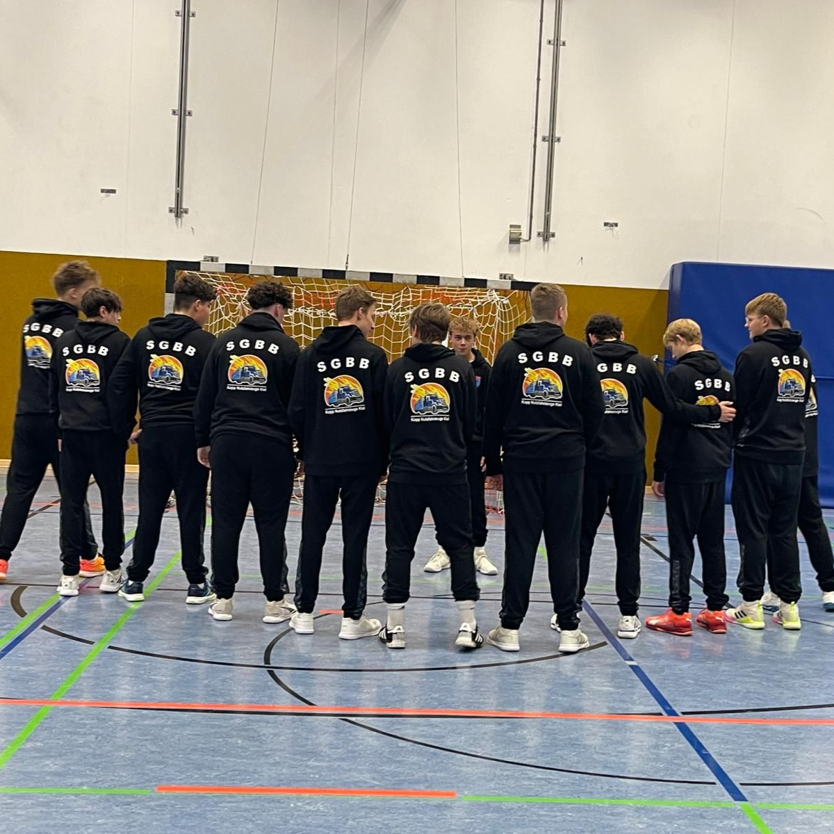 Sportmannschaft Jungen SGBB mit Trainingsanzügen von Kopp Nutzfahrzeuge Kiel GmbH bei der offiziellen Übergabe der Kleidung.