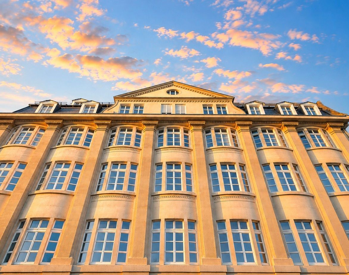 Pompöse Hausfassade gelblich bei Sonnenuntergang