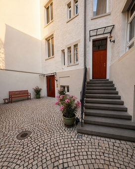Innenhof. Altbau Fassade. Teakholztüren. Vordach. Kupfer Lampen.