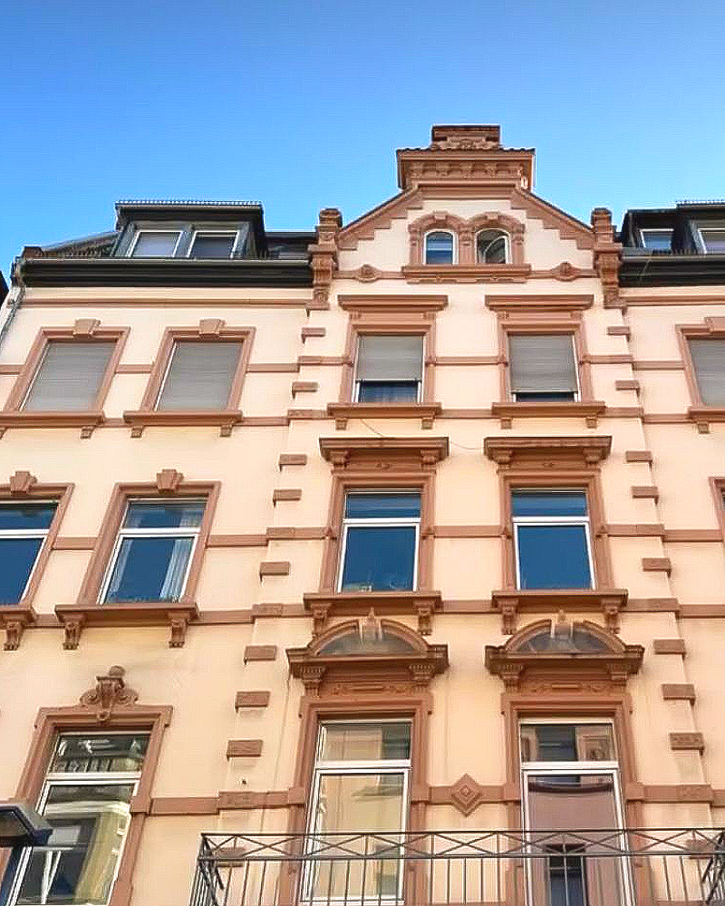 Altbau Fassade. Beige Braun. Herrschaftlich.