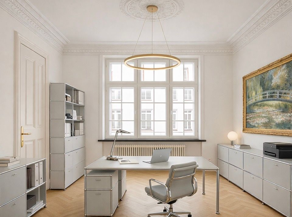 Altbau Büro. Fischgrätparkett. USM Möbel. Goldene runde Lampe. Stuck. Kasettentür.