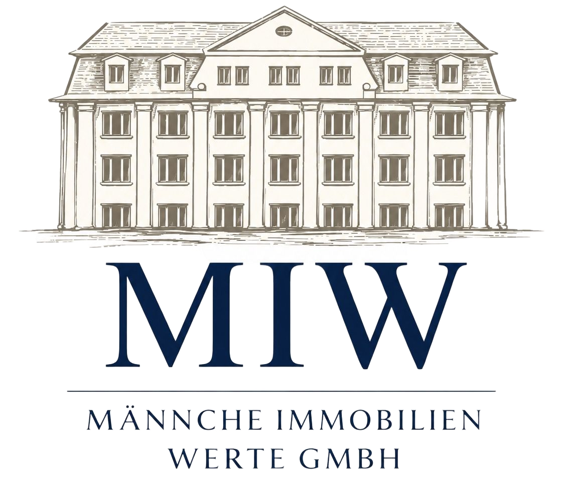 Herrschaftliche Altbau Fassade. Beige. Säulen. Verzierungen. Weiße Sprossen Fenster. Gauben. Schiefer. Spitzer Giebel. LOGO.