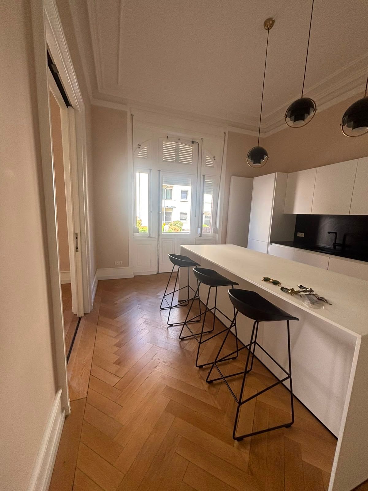 Moderne weiße Küche im Altbau