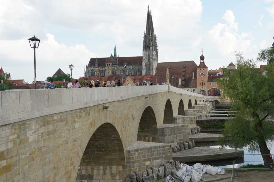 Die Steinerne Brücke Von Regensburg