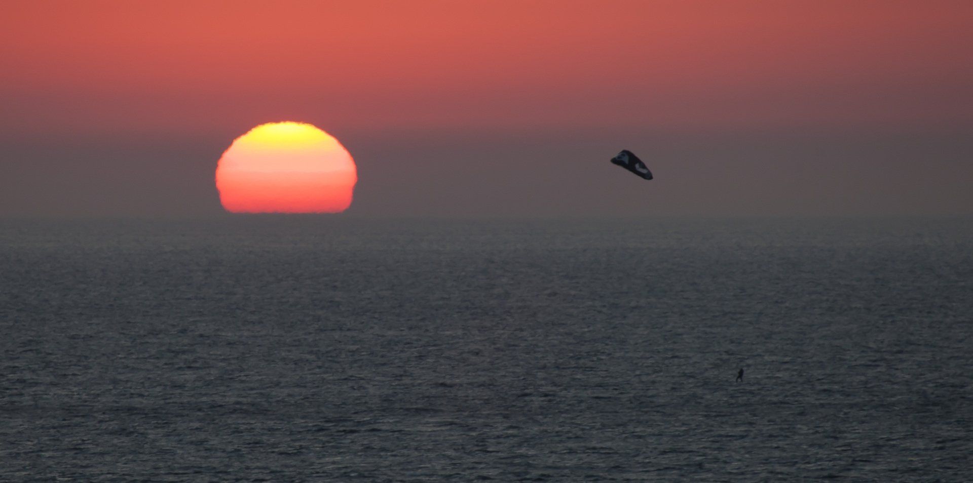 puesta sol y kitesurfer
