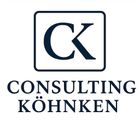 Logo firmy Consulting Köhnken: ciemnoniebieskie inicjały „CK” w białym kwadracie, poniżej ciemnoniebieska nazwa firmy.