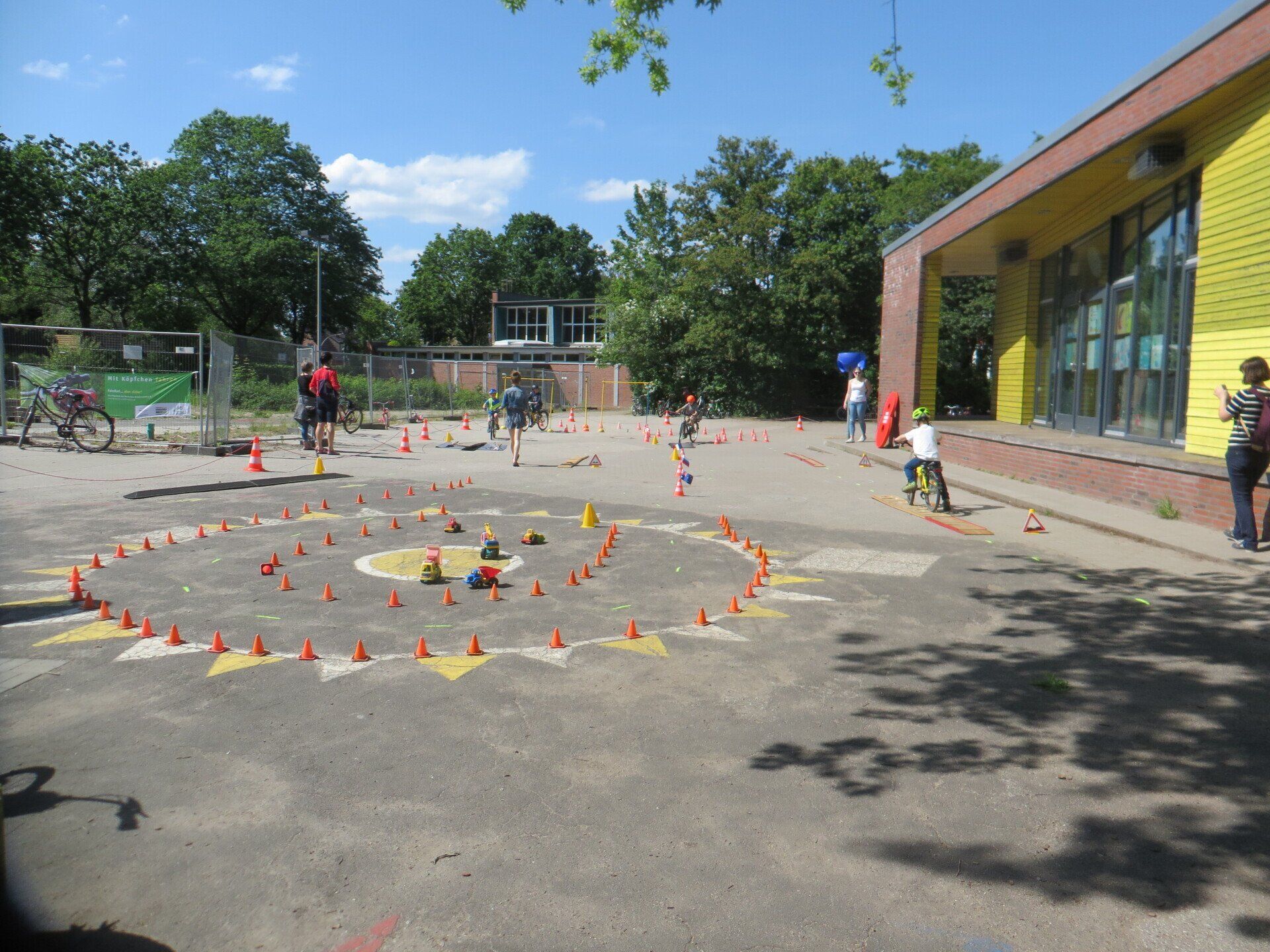 Kind nimmt an einem Fahrradaktionstag an einer Schule teil.