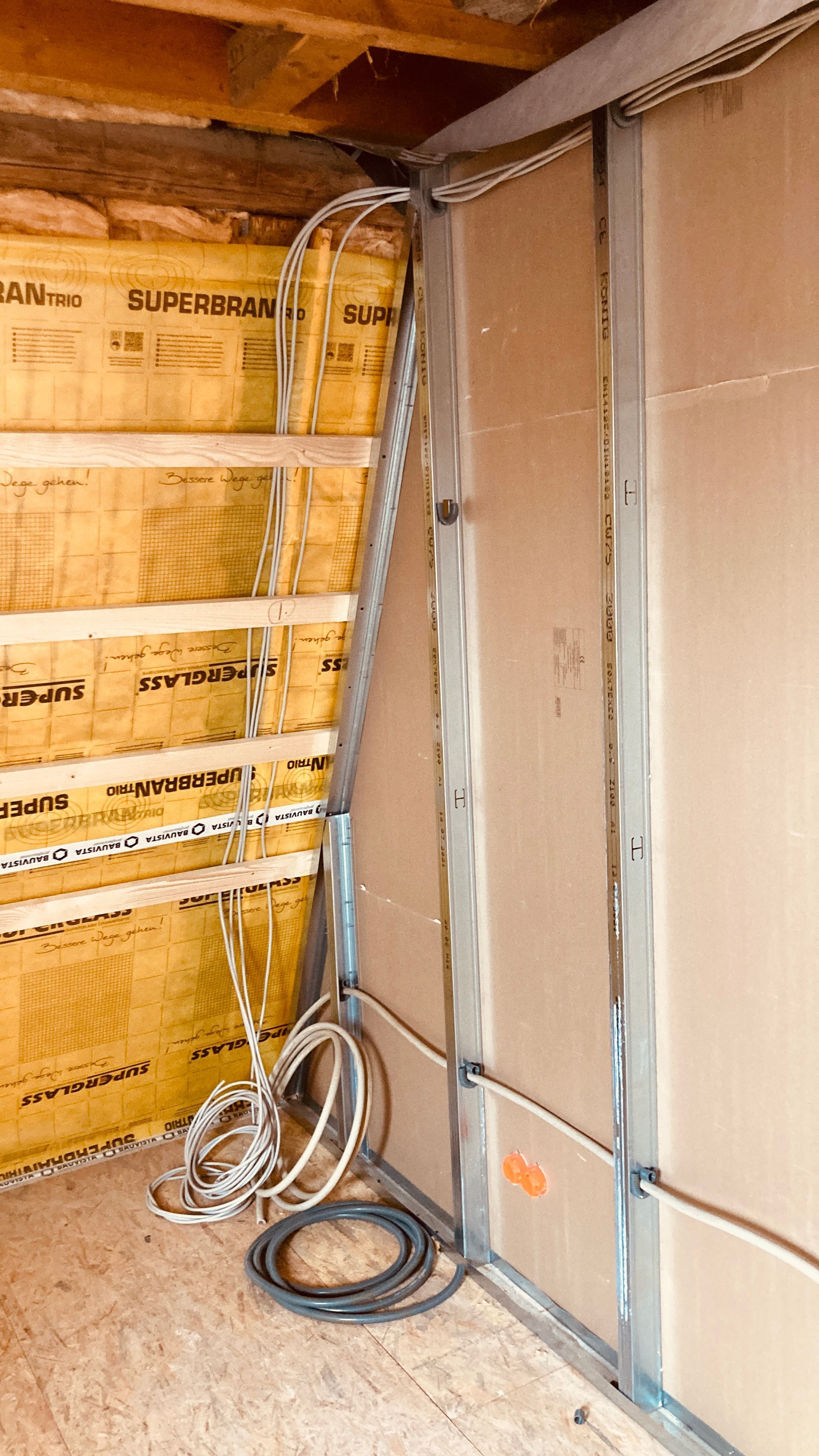Die Firma cns-solutions aus 19217 Holdorf ist tätig im Bereich Netzwerktechnik, Sicherheitstechnik und Elektroinstallation und zieht auf diesem Bild Kabel während einer Altbausanierung