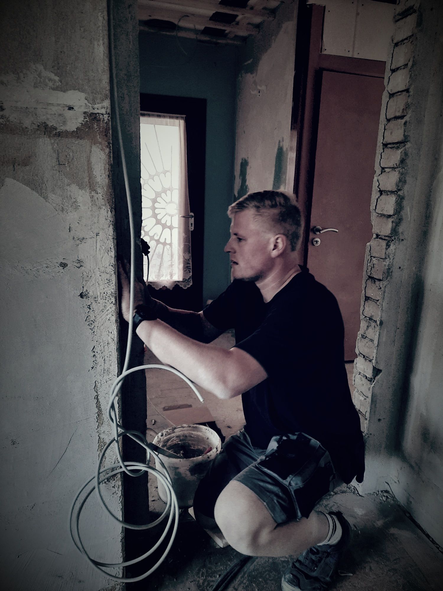 Nico Dittmann von cns-solutions verdrahtet Schalterdose mit Lampe und Steckdose - Elektroinstallation im Altbau