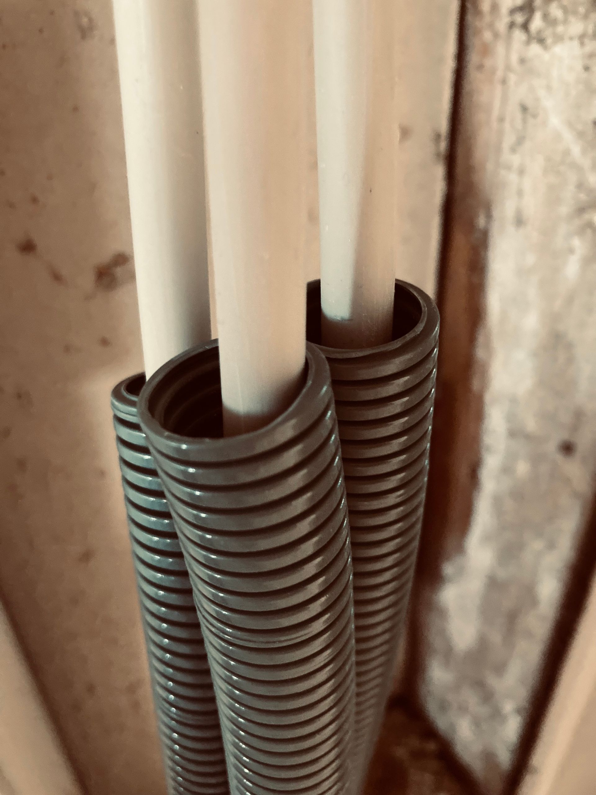 Die Firma cns-solutions aus 19217 Holdorf ist tätig im Bereich Netzwerktechnik, Sicherheitstechnik und Elektroinstallation und zieht auf diesem Bild Kabel während einer Altbausanierung