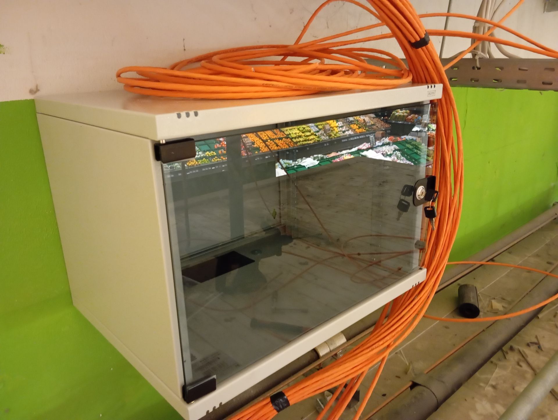 Nico Dittmann von cns-solutions montiert einen Netzwerkschrank - die ersten CAT7 Netzwerkkabel hat er dafür verlegt.