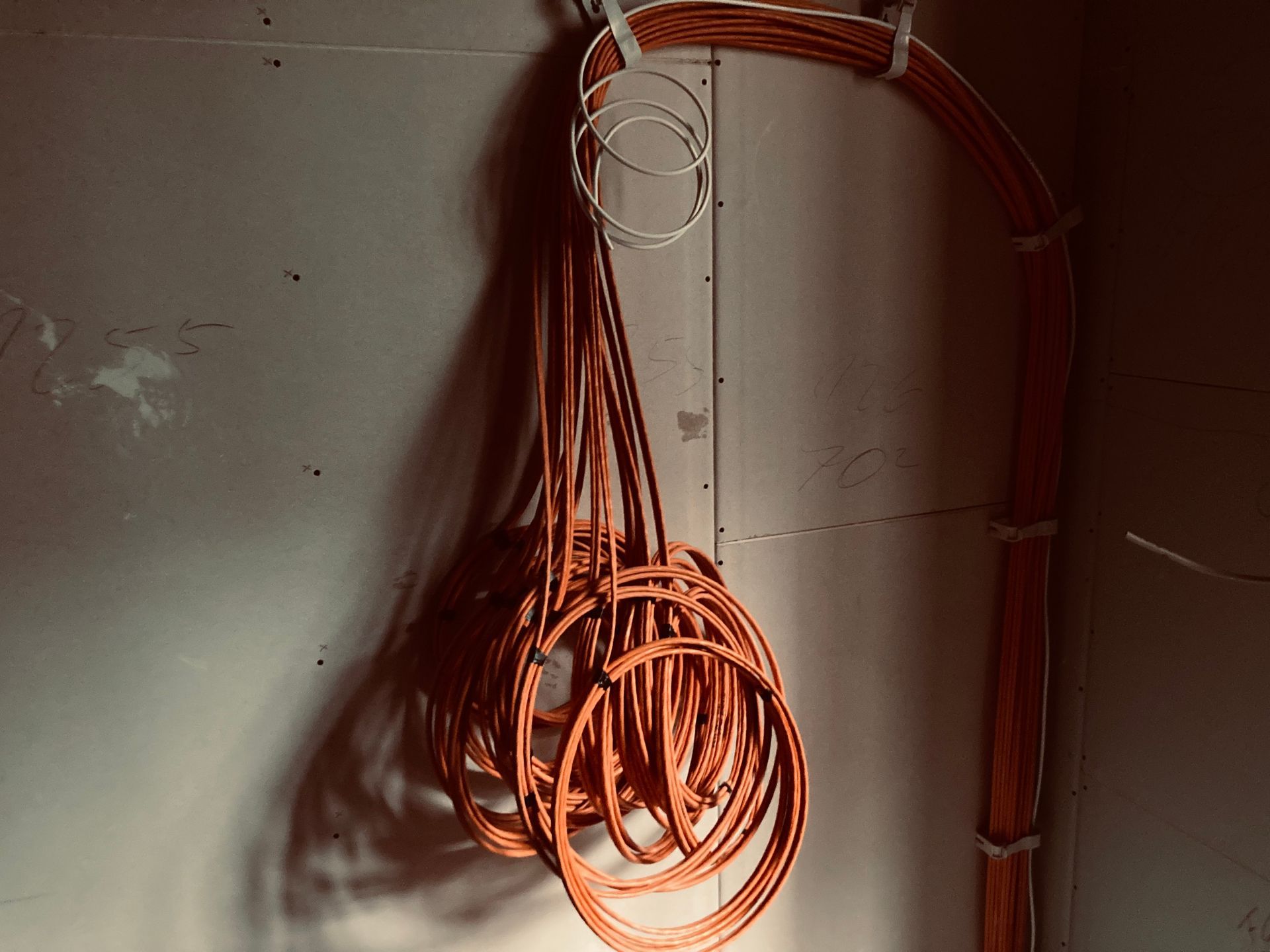 Die Firma cns-solutions aus 19217 Holdorf ist tätig im Bereich Netzwerktechnik, Sicherheitstechnik und Elektroinstallation und zieht auf diesem Bild Kabel während einer Altbausanierung