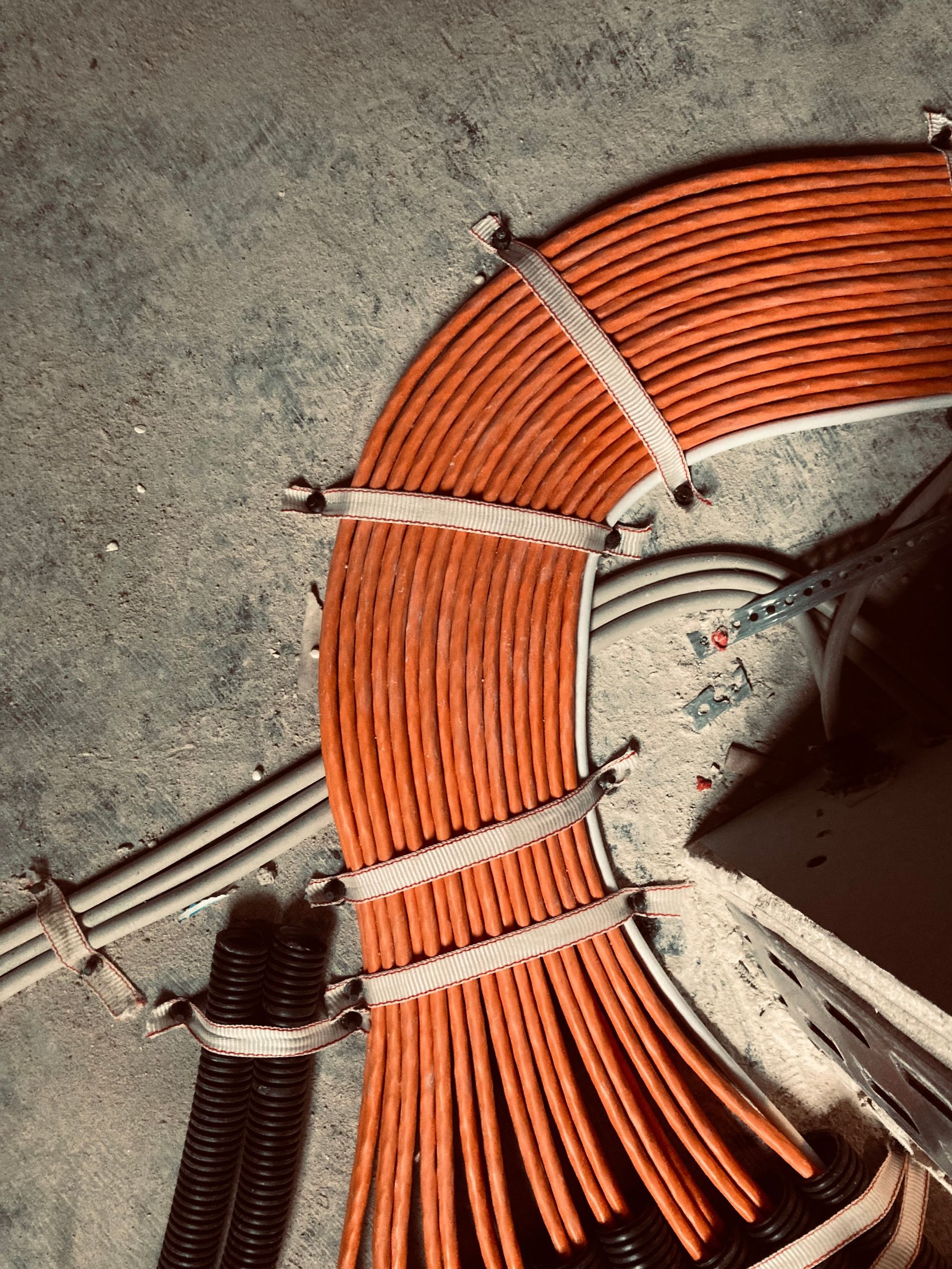 Die Firma cns-solutions aus 19217 Holdorf ist tätig im Bereich Netzwerktechnik, Sicherheitstechnik und Elektroinstallation und zieht auf diesem Bild Kabel während einer Altbausanierung