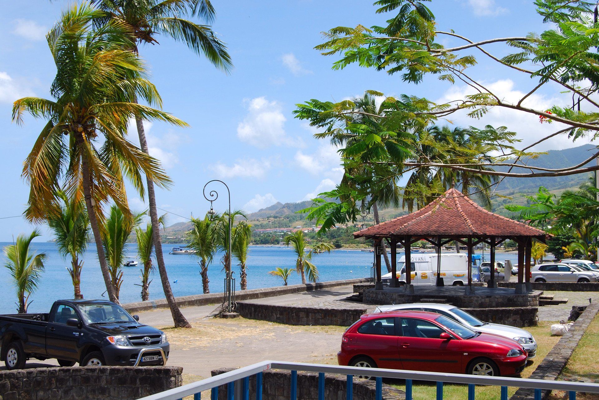 Blick auf das Meer und den Vulkan in Saint-Pierre, Martinique