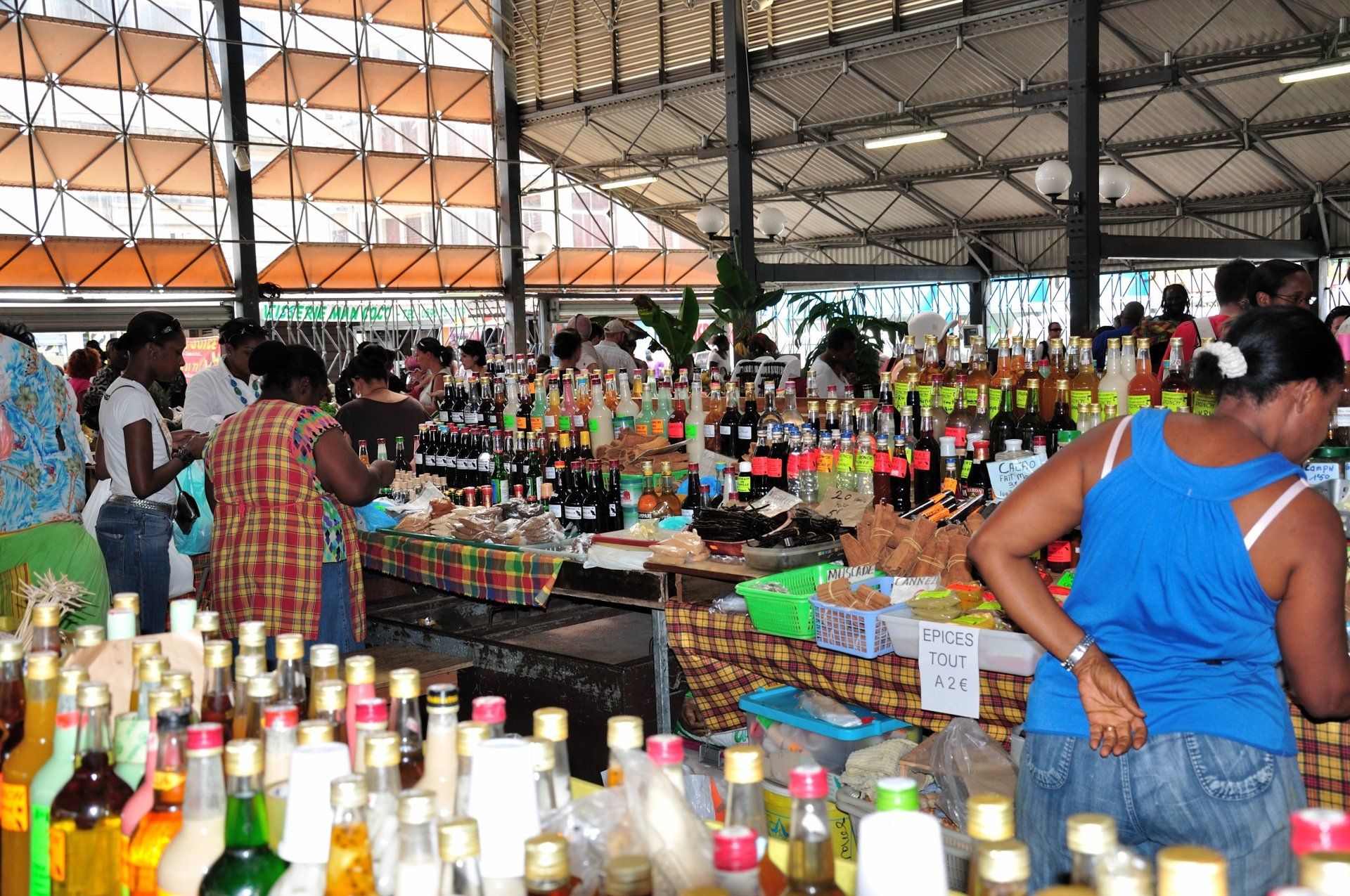 Gewürze und Rumpunch auf Markt in Fort de France, Martinique