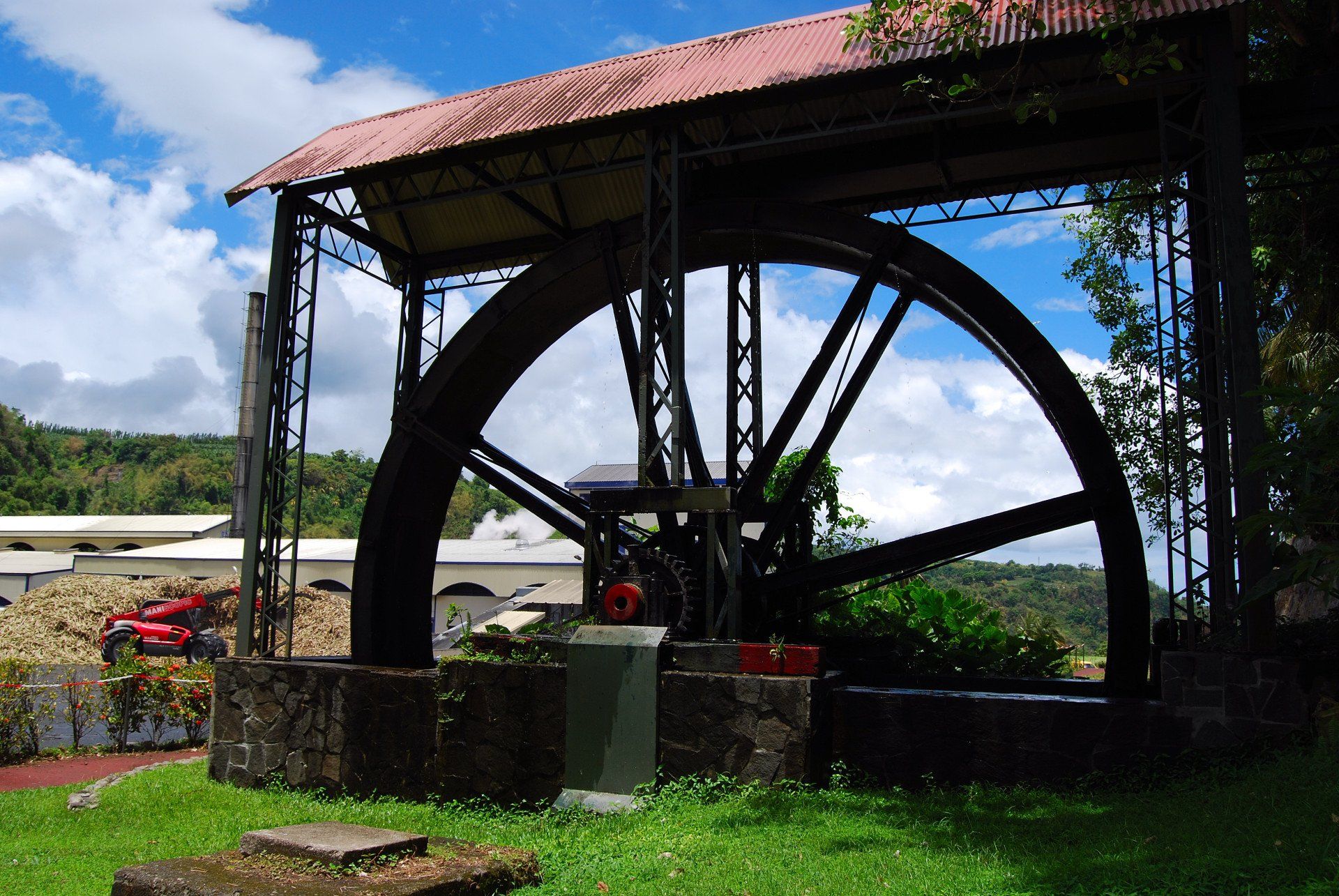 Wasserrad, welches die Zuckerrohrmühle antreibt in der Destillerie Depaz in Saint-Pierre, Martinique
