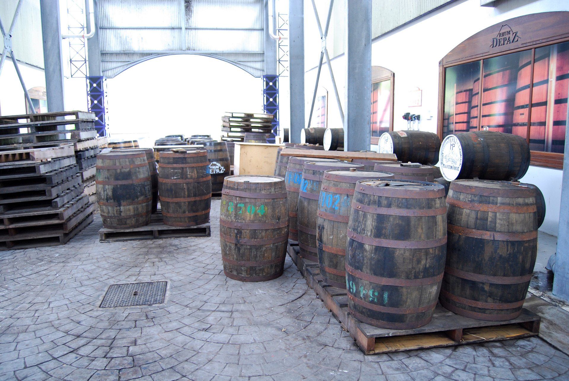 Holzfässer zur Lagerung in der Destillerie Depaz in Saint-Pierre, Martinique