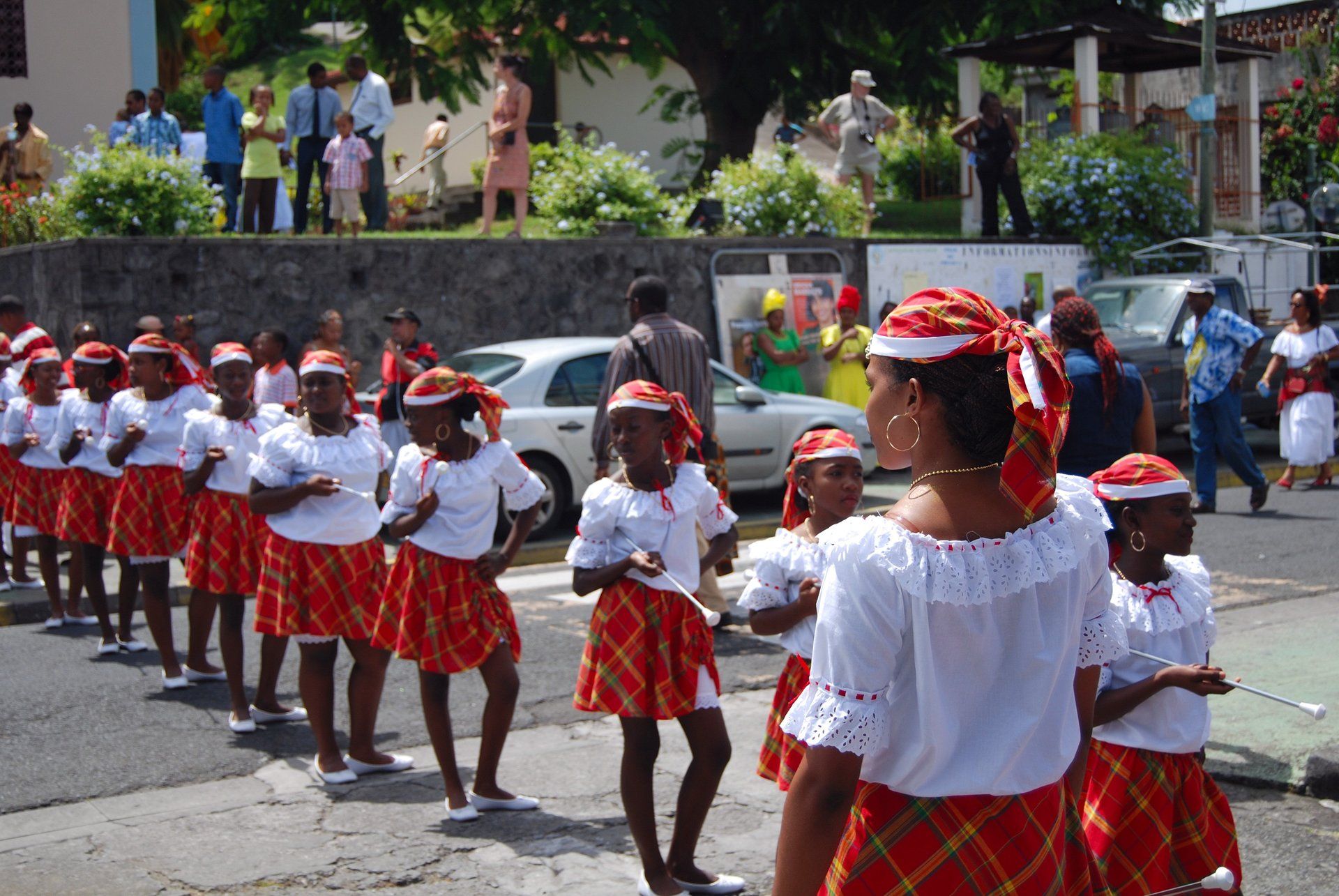 Kinder bei Musikumzug in Le Precheur, Martinique