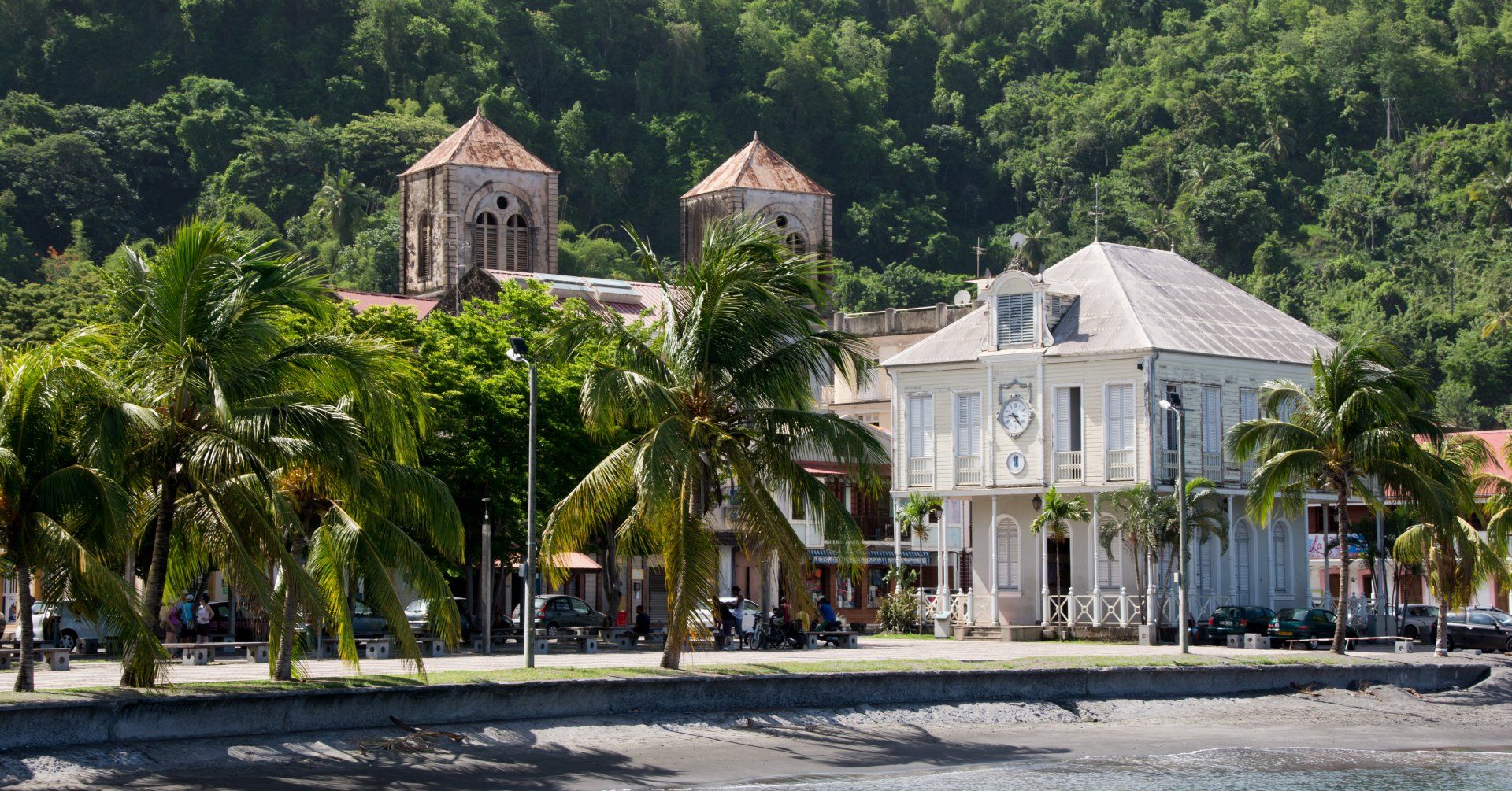 Blick auf Notre-Dame-de-l’Assomption und das wiedererrichtete Gebäude der Handelskammer in Saint-Pierre, Martinique