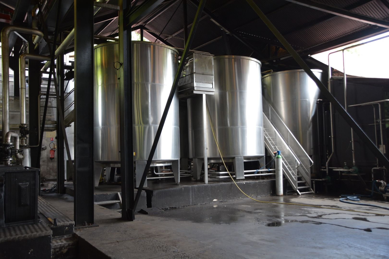 Stahltanks für den weißen Rhum Agricole bei Destillerie Rhum J. M in Macouba