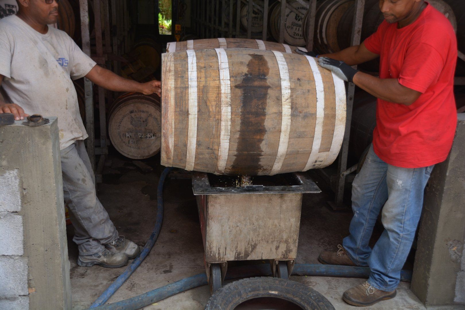 Rum-Fass in der Destillerie Rhum J. M in Macouba